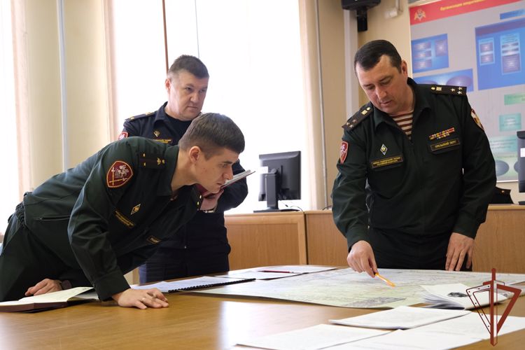 Военнослужащие и сотрудники Уральского округа Росгвардии участвуют во всероссийском учении МЧС