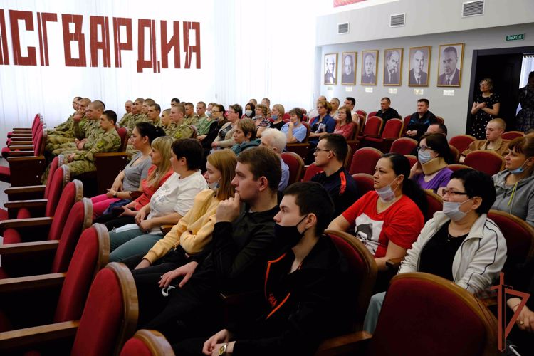 Ансамбль песни и пляски Уральского округа выступил для пациентов 5-го военного клинического госпиталя (видео)