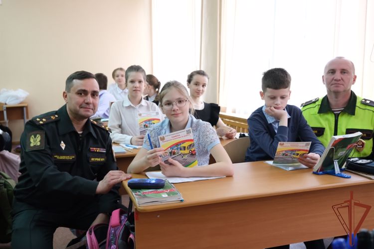 В Восточном округе Росгвардии прошли мероприятия, посвященные месячнику безопасности дорожного движения