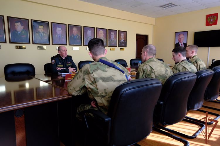 В Уральском округе Росгвардии вручили госнаграды участникам специальной военной операции 