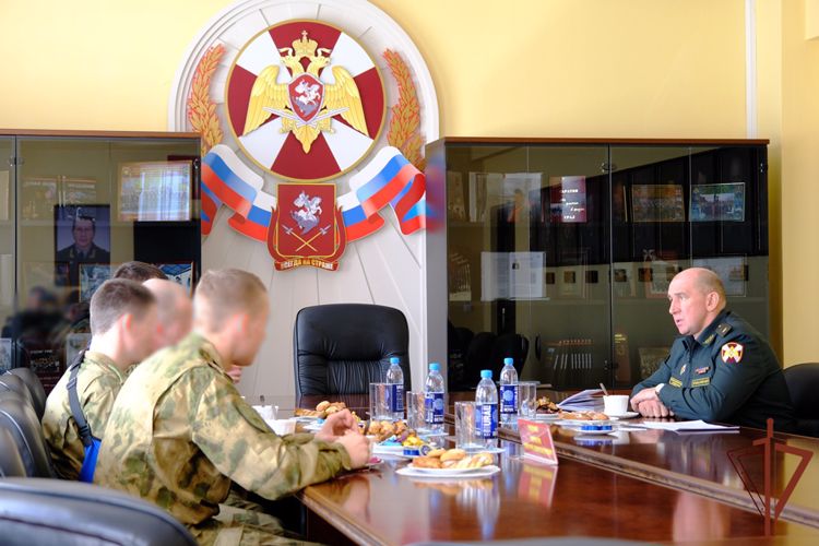 В Уральском округе Росгвардии вручили госнаграды участникам специальной военной операции 