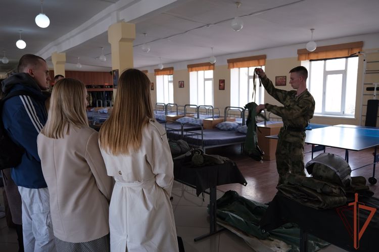 Росгвардия проводит цикл патриотических мероприятий ко Дню Победы для уральских студентов и школьников  