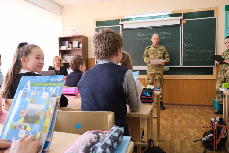 Курские и тамбовские школьники написали письма и рисунки  участникам специальной военной операции