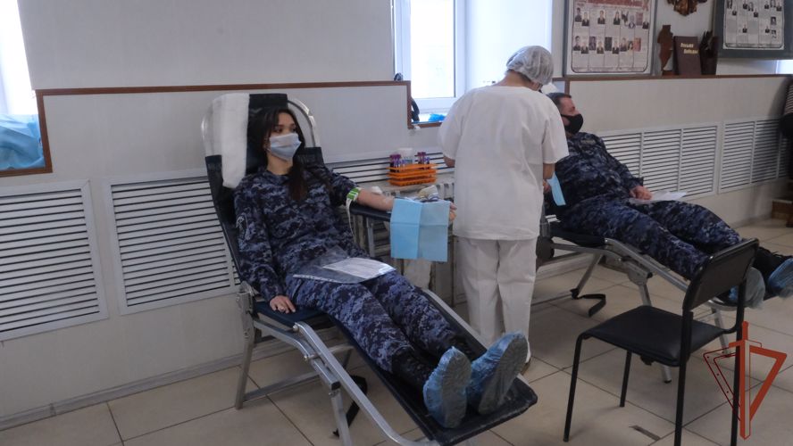 В преддверии Национального дня донора росгвардейцы Центрального округа сдали более 100 литров крови 