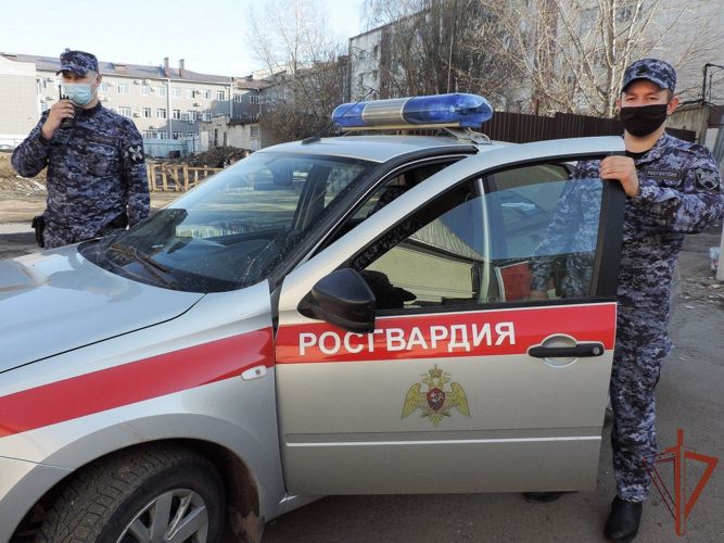 Сотрудники УВО Росгвардии Казани задержали подозреваемого, ранившего знакомого разбитой бутылкой 