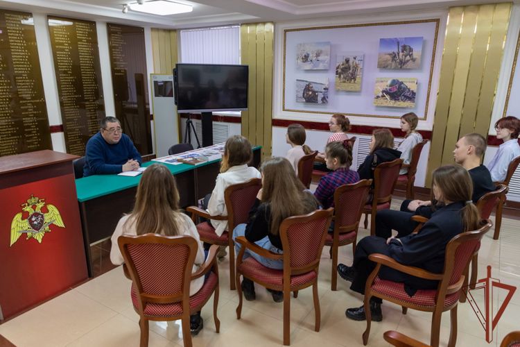 Юнкоры школы журналистики имени Владимира Мезенцева побывали в гостях у Росгвардии