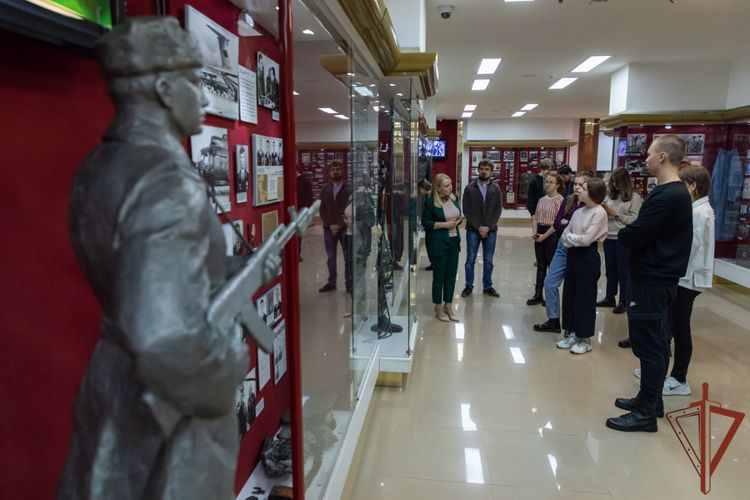 Юнкоры школы журналистики имени Владимира Мезенцева побывали в гостях у Росгвардии