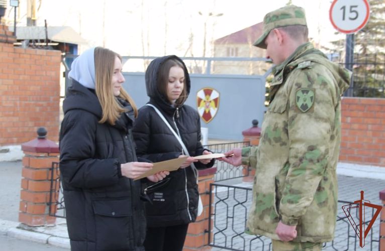Письма и подарки росгвардейцам-участникам спецоперации на Украине направили уральские школьники и студенты (видео)