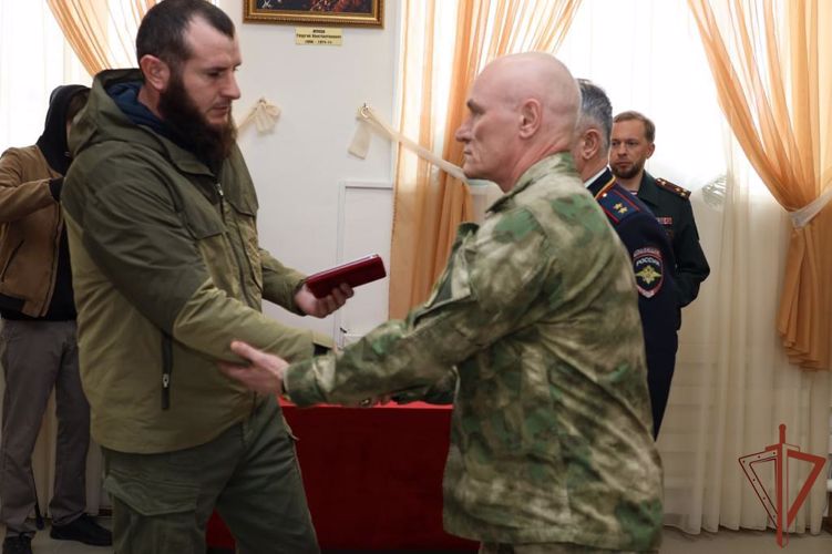 В Грозном семьям погибших при исполнении воинского долга росгвардейцев передали государственные награды
