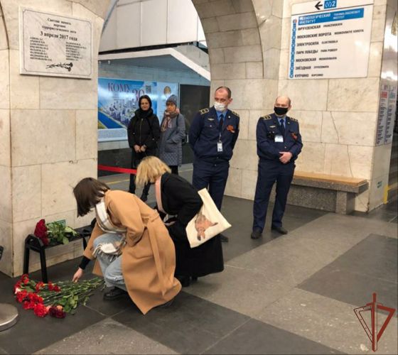 Представители Росгвардии почтили память жертв террористического акта в петербургском метро