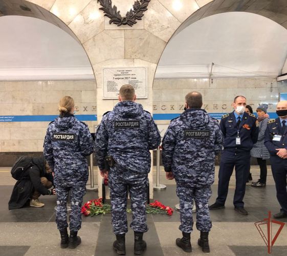 Представители Росгвардии почтили память жертв террористического акта в петербургском метро