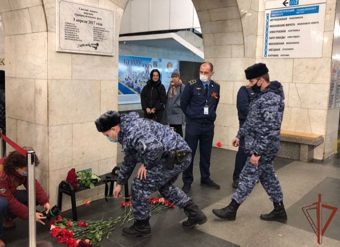Представители Росгвардии почтили память жертв террористического акта в петербургском метро