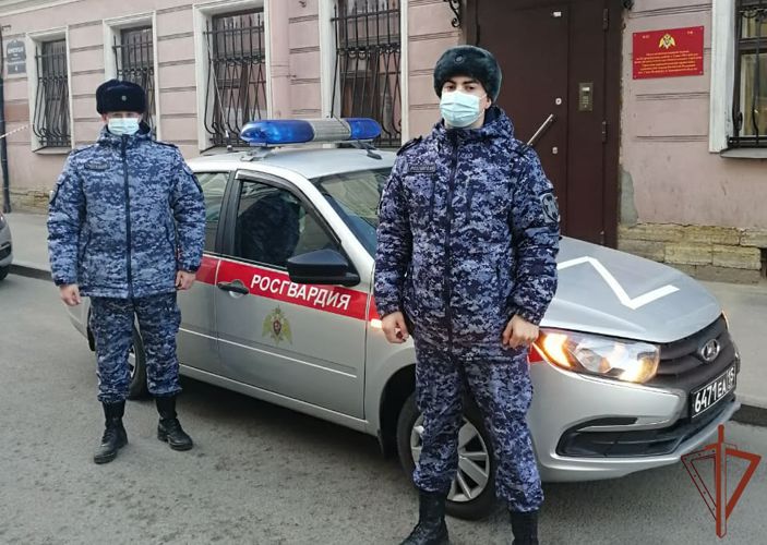 Сотрудники Росгвардии в Петербурге оперативно разыскали потерявшегося ребенка