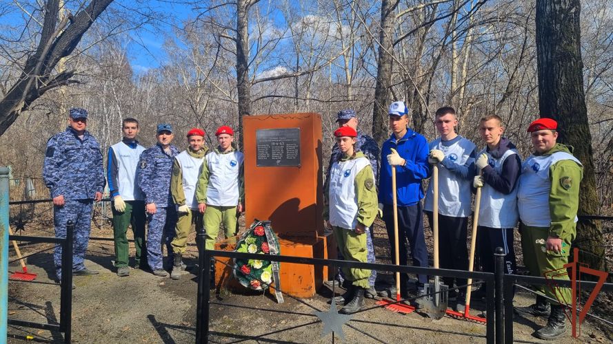 Росгвардейцы и школьники привели в порядок места захоронения участников Великой Отечественной войны