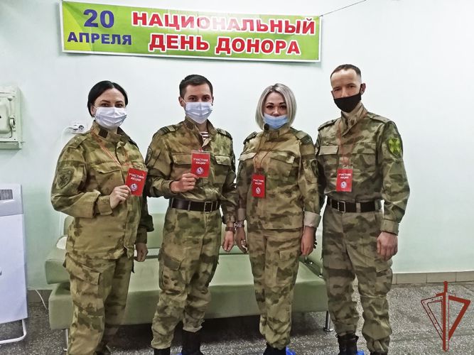 В Сибири росгвардейцы отметили Национальный день донора коллективной сдачей крови 