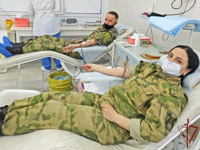 В Сибири росгвардейцы отметили Национальный день донора коллективной сдачей крови 