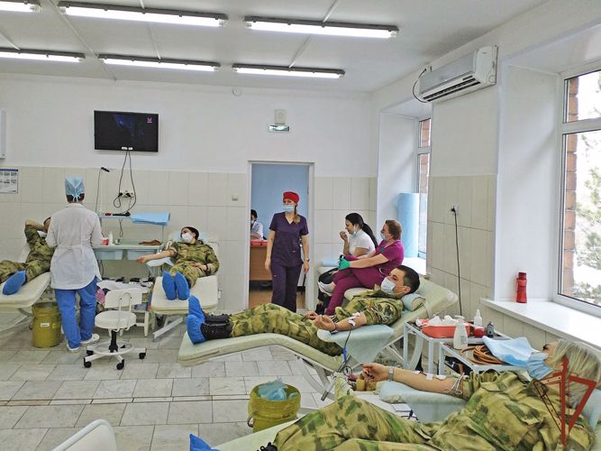 В Сибири росгвардейцы отметили Национальный день донора коллективной сдачей крови 