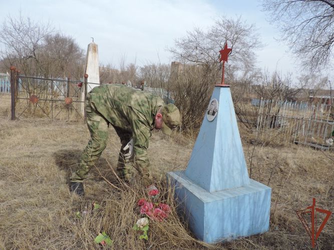 Росгвардейцы в Хакасии привели в порядок места захоронения участников Великой Отечественной войны