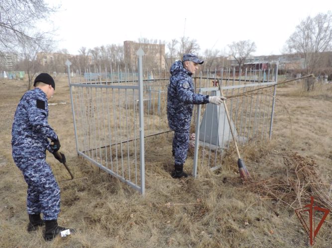 Росгвардейцы в Хакасии привели в порядок места захоронения участников Великой Отечественной войны