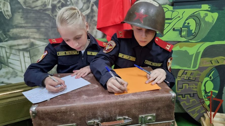Кузбасские школьники написали письма поддержки для бойцов Росгвардии 