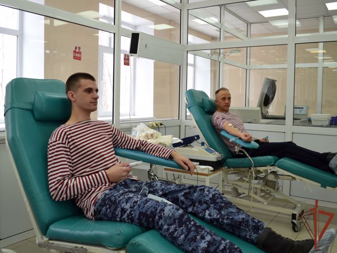 В Омске сотрудники Росгвардии приняли участие в добровольной сдаче крови