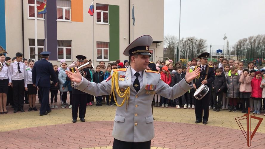 Патриотический флэшмоб провели росгвардейцы для калининградских школьников