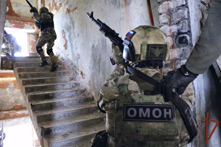 Калининградский ОМОН Росгвардии отработал штурм захваченных объектов