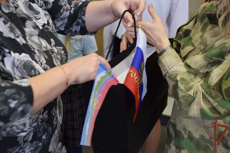 Росгвардейцы, выполняющие задачи по защите жителей Донбасса, получат письма поддержки с Урала