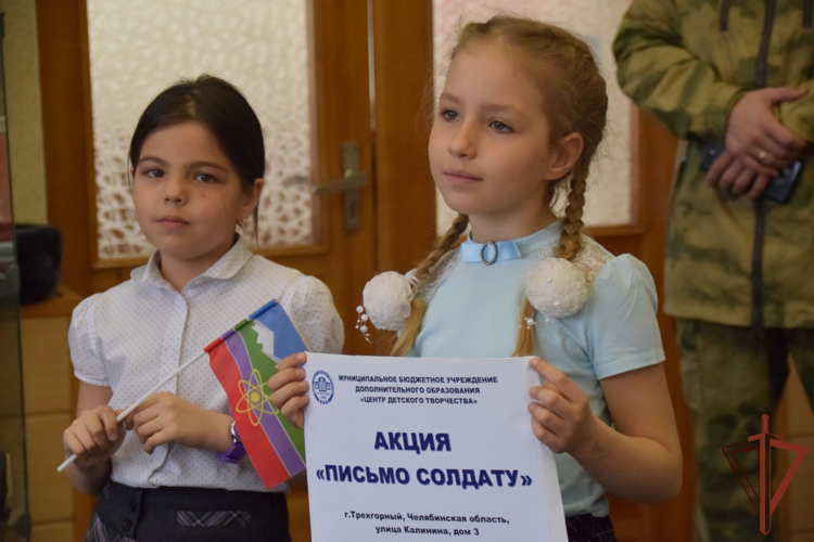 Росгвардейцы, выполняющие задачи по защите жителей Донбасса, получат письма поддержки с Урала