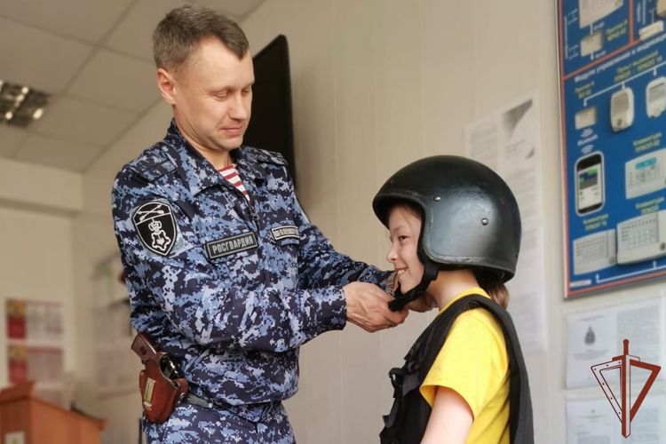 В День здоровья росгвардейцы провели спортивную тренировку для детей-сирот из Приангарья