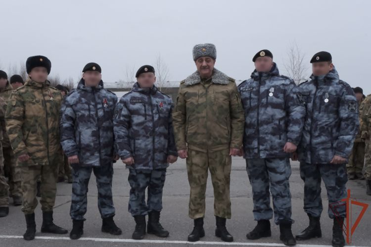 Командующий Восточным округом вручил госнаграды участвовавшим в специальной военной операции росгвардейцам