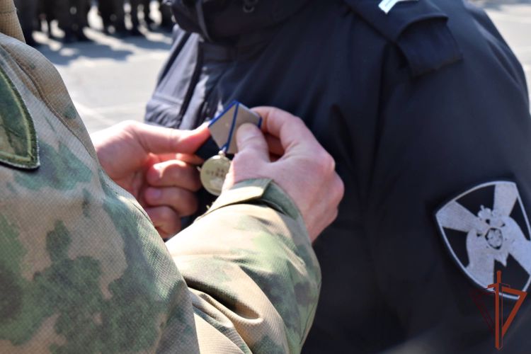 Командующий Восточным округом Росгвардии вручил госнаграды участникам специальной военной операции