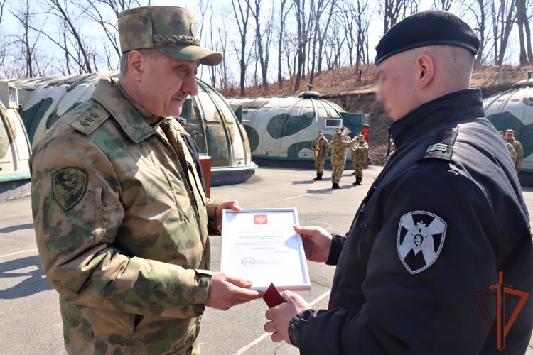 Командующий Восточным округом Росгвардии вручил госнаграды участникам специальной военной операции