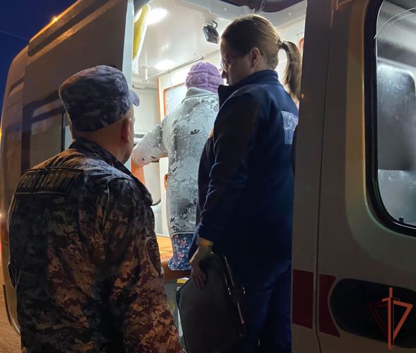Сотрудники Росгвардии помогли вернуться домой потерявшейся 75-летней омичке