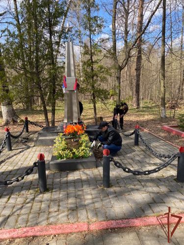 Росгвардейцы ко Дню Победы привели в порядок мемориал, посвященный погибшему летчику Ивану Круглову