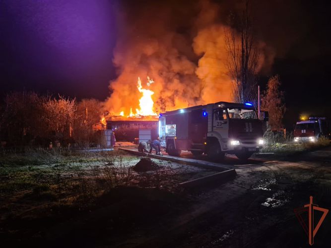 Росгвардейцы эвакуировали граждан из горящего дома в Воронеже