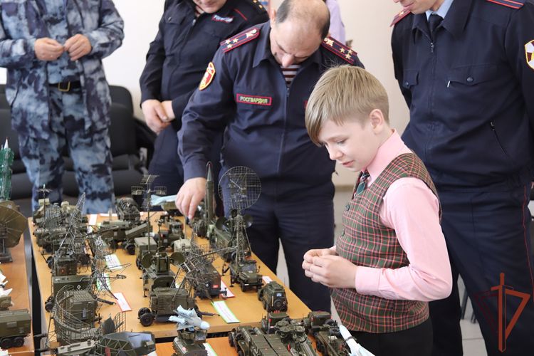 В Чите ветеран вневедомственной охраны Росгвардии организовал выставку миниатюр военной техники
