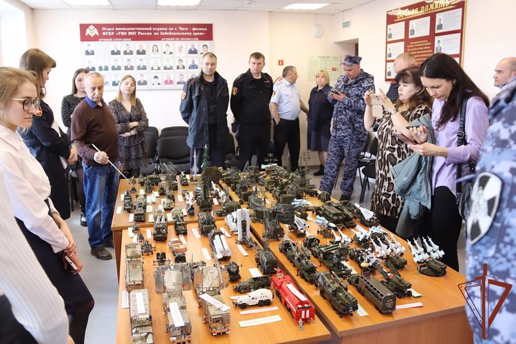В Чите ветеран вневедомственной охраны Росгвардии организовал выставку миниатюр военной техники