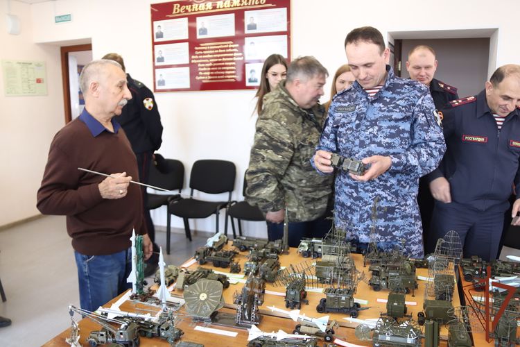 В Чите ветеран вневедомственной охраны Росгвардии организовал выставку миниатюр военной техники