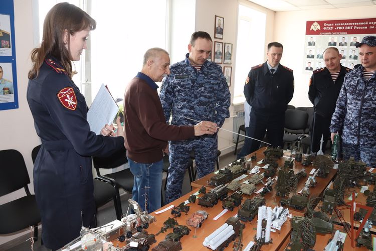 В Чите ветеран вневедомственной охраны Росгвардии организовал выставку миниатюр военной техники