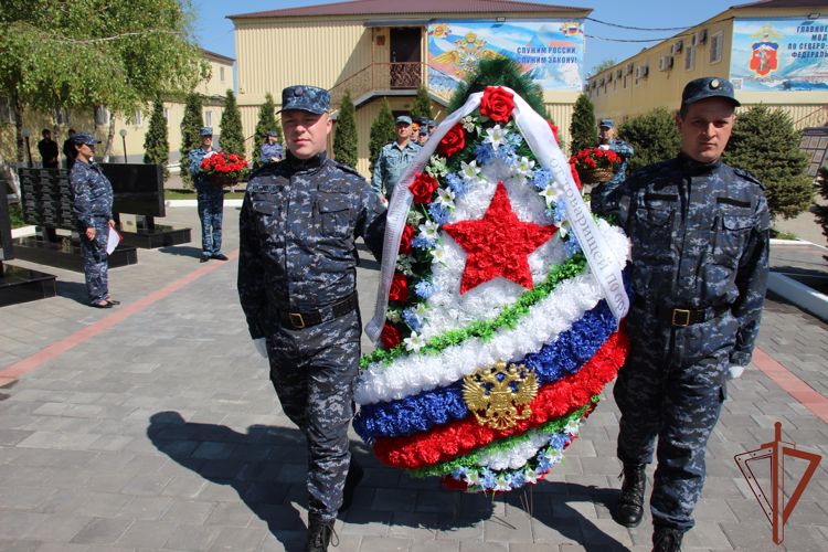 Командующий ОГВ (с) поздравил сотрудников временной оперативной группировки МВД России с годовщиной ее создания