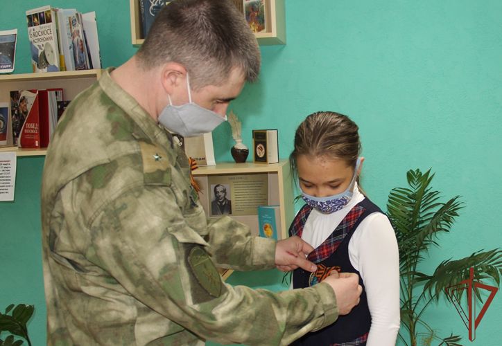 Всероссийская патриотическая акция «Георгиевская лента» проходит в  Уральском округе Росгвардии (видео)