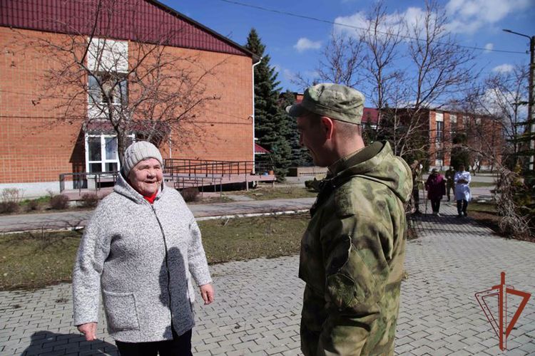 Росгвардейцы и их юные подшефные провели субботник в челябинском геронтологическом центре