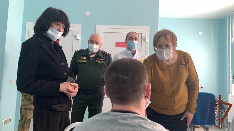 Уполномоченный по правам человека в Свердловской области посетила находящихся на лечении бойцов Росгвардии