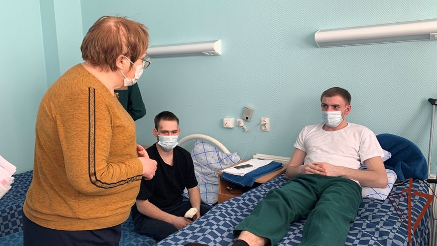 Уполномоченный по правам человека в Свердловской области посетила находящихся на лечении бойцов Росгвардии