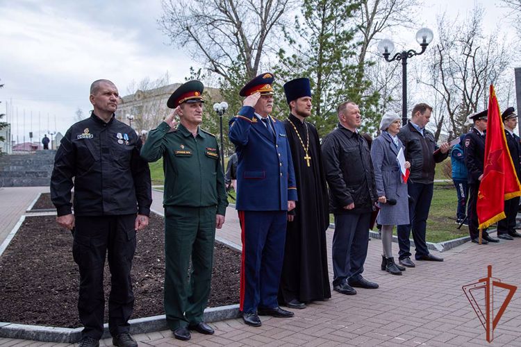 В преддверии Дня Победы сотрудники и ветераны Росгвардии высадили деревья в рамках акции «Аллея Славы» на Южном Урале