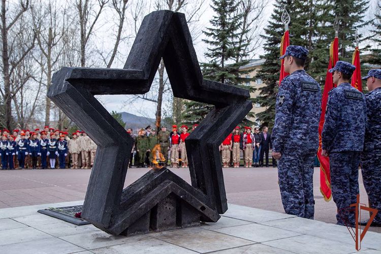 В преддверии Дня Победы сотрудники и ветераны Росгвардии высадили деревья в рамках акции «Аллея Славы» на Южном Урале