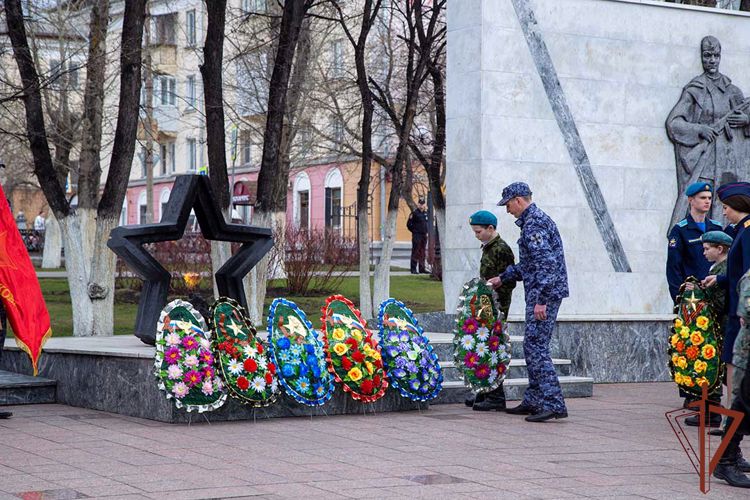 В преддверии Дня Победы сотрудники и ветераны Росгвардии высадили деревья в рамках акции «Аллея Славы» на Южном Урале