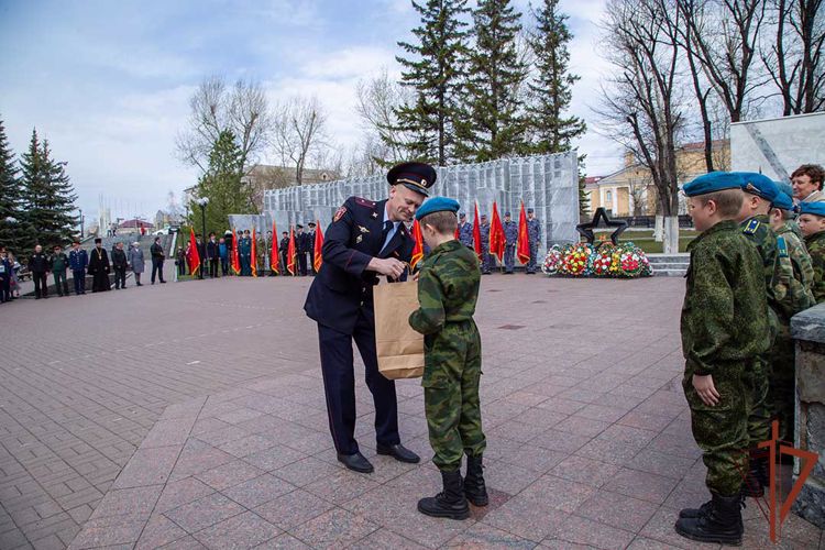 В преддверии Дня Победы сотрудники и ветераны Росгвардии высадили деревья в рамках акции «Аллея Славы» на Южном Урале