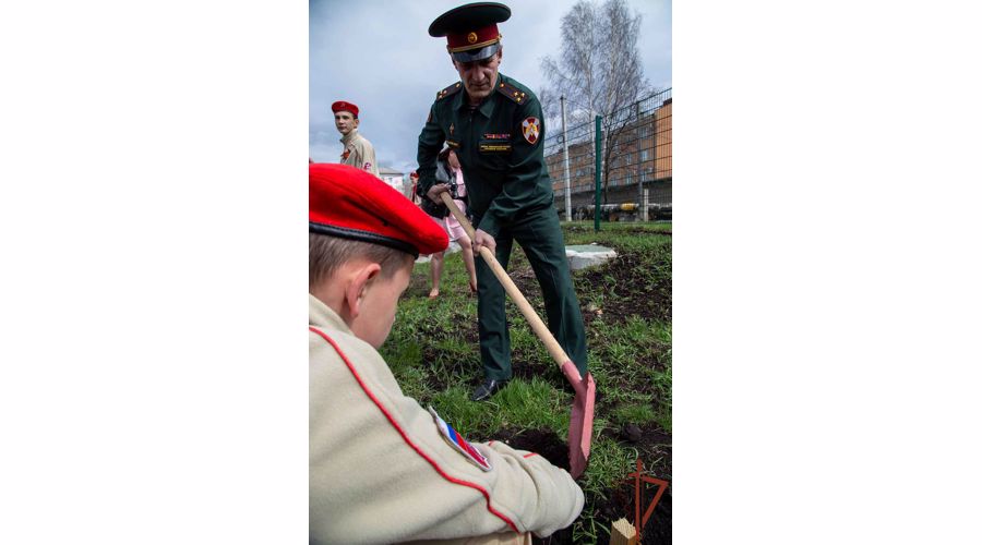 В преддверии Дня Победы сотрудники и ветераны Росгвардии высадили деревья в рамках акции «Аллея Славы» на Южном Урале